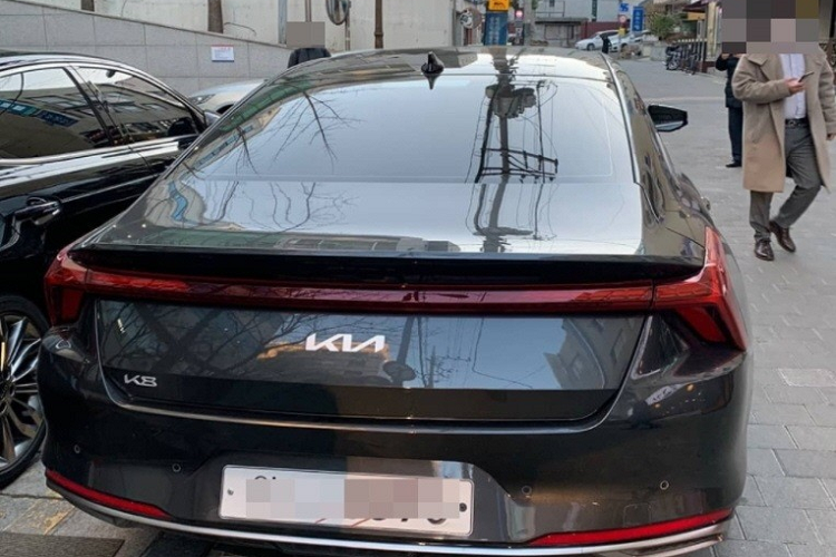 Trừ phiên bản hybrid, mọi động cơ của Kia K8 mới đều dùng hộp số tự động 8 cấp. Dự kiến, mẫu xe sedan Kia K8 2022 sẽ chính thức trình làng tại thị trường Hàn Quốc vào cuối tháng 3 năm nay như đối thủ của Hyundai Grandeur và Toyota Avalon.