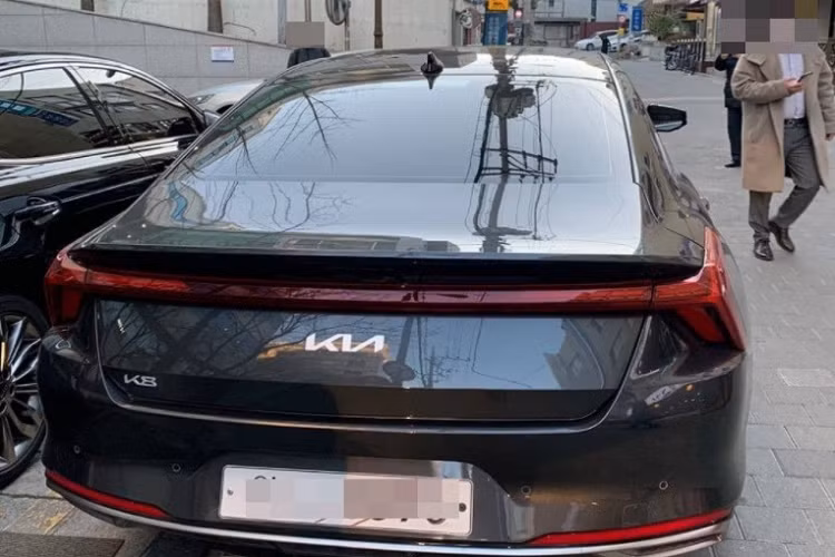 Trừ phiên bản hybrid, mọi động cơ của Kia K8 mới đều dùng hộp số tự động 8 cấp. Dự kiến, mẫu xe sedan Kia K8 2022 sẽ chính thức trình làng tại thị trường Hàn Quốc vào cuối tháng 3 năm nay như đối thủ của Hyundai Grandeur và Toyota Avalon.