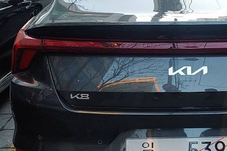 Ngoài ra, nhiều chi tiết bên trong Kia K8 2022 còn được ốp gỗ sang trọng như mặt táp-lô, cụm điều khiển trung tâm và khu vực bên dưới màn hình. Riêng ghế và mặt cửa được bọc da Nappa, khâu hình quả trám. Trong khi đó, hàng ghế sau sẽ đi kèm tính năng sưởi và làm mát.