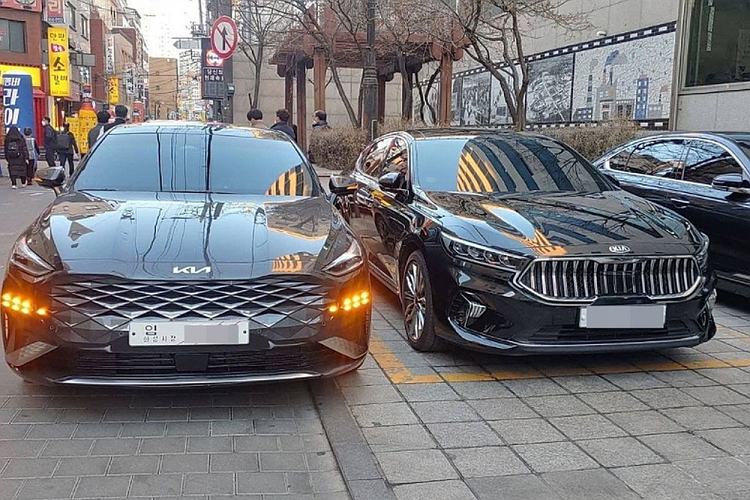 Cách đây hơn 1 tuần, hãng Kia đã tung ra những hình ảnh chính thức đầu tiên của K8 2022. Đây cũng chính là thế hệ mới của dòng sedan cỡ lớn K7 cũ. Đến nay, cánh săn ảnh tại Hàn Quốc đã bất ngờ bắt gặp Kia K8 2022 mới trên đường phố trong tình trạng không hề ngụy trang.