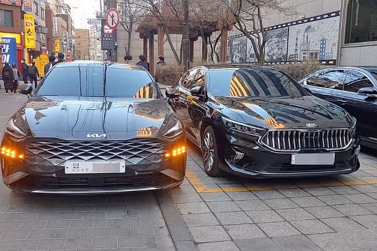 Cách đây hơn 1 tuần, hãng Kia đã tung ra những hình ảnh chính thức đầu tiên của K8 2022. Đây cũng chính là thế hệ mới của dòng sedan cỡ lớn K7 cũ. Đến nay, cánh săn ảnh tại Hàn Quốc đã bất ngờ bắt gặp Kia K8 2022 mới trên đường phố trong tình trạng không hề ngụy trang.