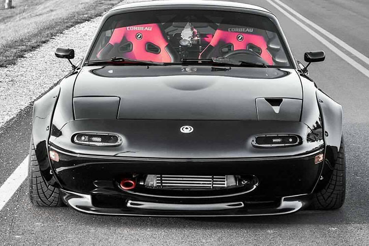 Việc Mazda Roadster RS chỉ được bán tại Nhật Bản vào năm 2015 khiến những người hâm mộ xe thể thao Mazda trên thế giới cảm thấy tiếc nuối. Phiên bản RS của Mazda Roadster (tên gọi trong nước của MX-5 Miata) được nâng cấp trang bị để vừa thoải mái khi đi phố vừa linh hoạt trên trường đua.