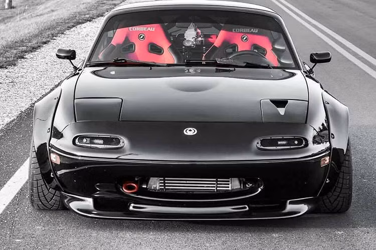 Việc Mazda Roadster RS chỉ được bán tại Nhật Bản vào năm 2015 khiến những người hâm mộ xe thể thao Mazda trên thế giới cảm thấy tiếc nuối. Phiên bản RS của Mazda Roadster (tên gọi trong nước của MX-5 Miata) được nâng cấp trang bị để vừa thoải mái khi đi phố vừa linh hoạt trên trường đua.