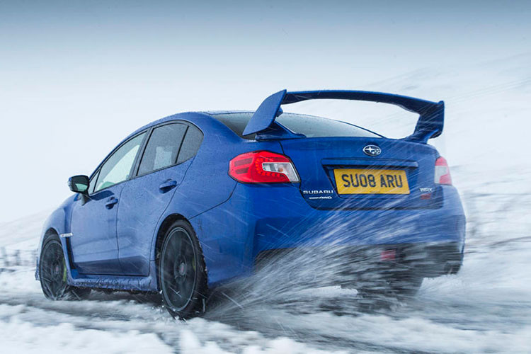 Đi cùng đó là hệ thống treo Bilstein hiệu năng cao, hệ thống trợ lực lái nhanh nhạy hơn và tính năng kiểm soát mô-men xoắn. Biến thể S208 Special Edition còn được trang bị phần mui và cánh lướt gió làm từ sợi carbon, mâm xe 19 inch và nội thất mang phong cách xe đua.