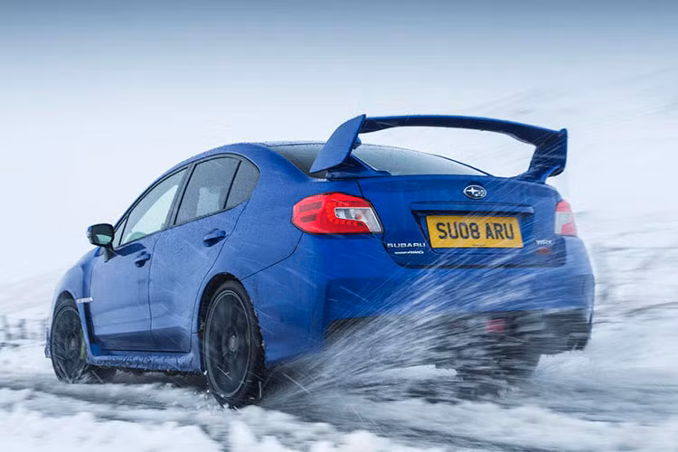 Đi cùng đó là hệ thống treo Bilstein hiệu năng cao, hệ thống trợ lực lái nhanh nhạy hơn và tính năng kiểm soát mô-men xoắn. Biến thể S208 Special Edition còn được trang bị phần mui và cánh lướt gió làm từ sợi carbon, mâm xe 19 inch và nội thất mang phong cách xe đua.