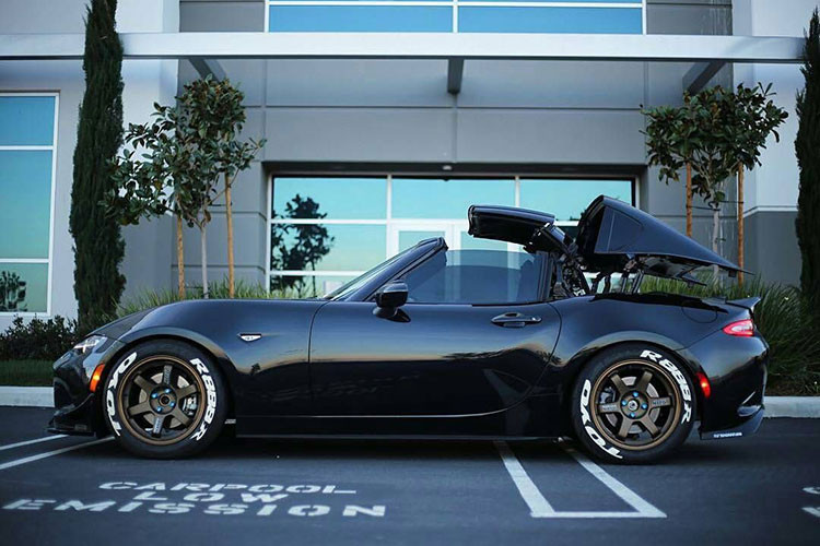 Ngoài ra, mẫu xe mui trần này có tiện nghi cao cấp hơn bản tiêu chuẩn. Mazda Roadster RS trang bị động cơ 1.5L mạnh 129 mã lực cùng hộp số sàn 6 cấp.