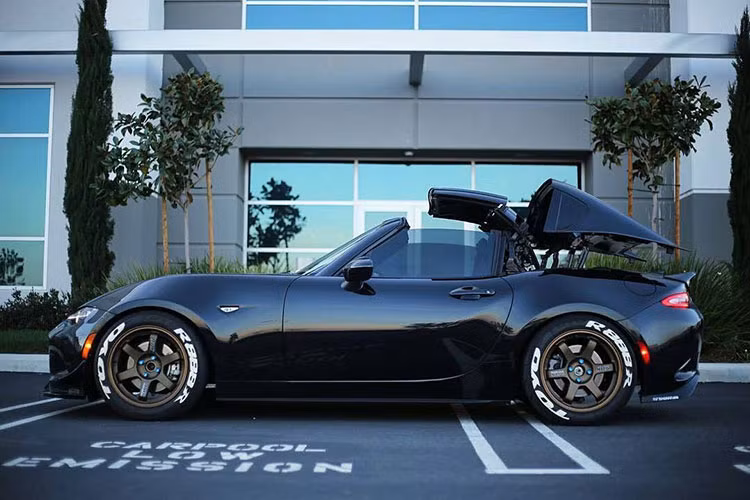 Ngoài ra, mẫu xe mui trần này có tiện nghi cao cấp hơn bản tiêu chuẩn. Mazda Roadster RS trang bị động cơ 1.5L mạnh 129 mã lực cùng hộp số sàn 6 cấp.