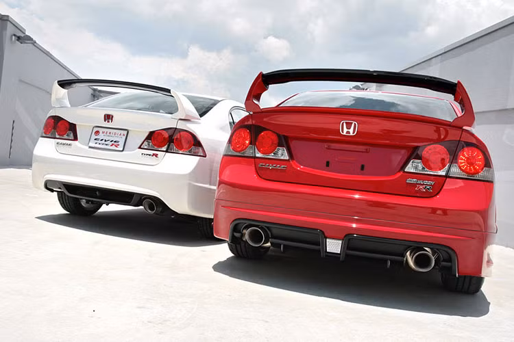 Bên cạnh đó, thân xe còn được nâng cấp sợi carbon và hợp kim nhôm để giảm trọng lượng. Động cơ I4 2.0L trở nên mạnh hơn với thông số công suất 237 mã lực.