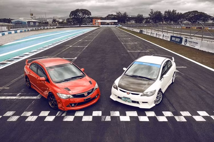 Toàn bộ 300 chiếc Honda Civic FD2 Type R Mugen RR đã được bán sạch chỉ trong 10 phút vào năm 2007. Sức hút của mẫu Honda Civic này đến từ gói phụ kiện nội ngoại thất của Mugen bao gồm bộ mâm 18 inch, ốp cản trước/sau, ghế ngồi kiểu xe đua...