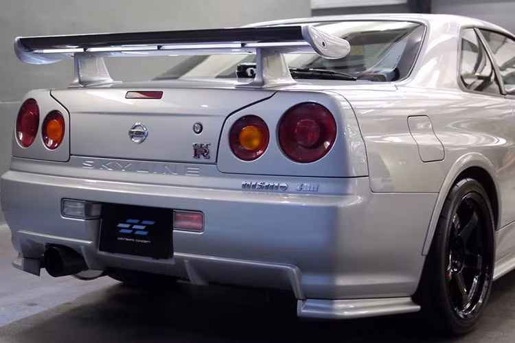 Những nâng cấp gồm có thân xe sợi carbon, bodykit mới, hệ thống treo cứng vững hơn hay phanh Brembo. Động cơ V6 2.8L được cải thiện sức mạnh lên đến 493 mã lực và có giới hạn vòng tua đạt 9.000 vòng/phút.