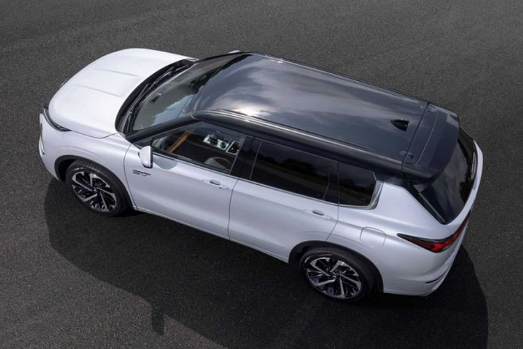 Ngoài việc mang đến những cải tiến lớn về chất lượng vật liệu và tính năng công nghệ, khoang cabin còn có sẵn với cấu hình ba hàng ghế, điều mà trước đây không có ở phiên bản plug-in hybrid tiền nhiệm. mức giá xe Mitsubishi Outlander PHEV 2022 chua công bố, phiên bản trước có giá từ 1,64 - 1,749 triệu Baht (khoảng 1,25 - 1,33 tỷ đồng) tại Thái Lan.