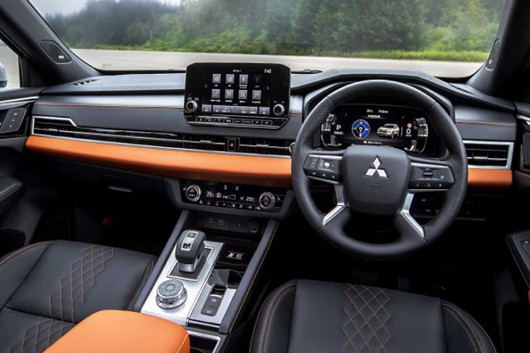 Tiếp đến là phần nóc xe của phiên bản PHEV được sơn màu đen tương phản với khu vực thân xe. Phần còn lại của Outlander PHEV 2022 giống như bản tiêu chuẩn.