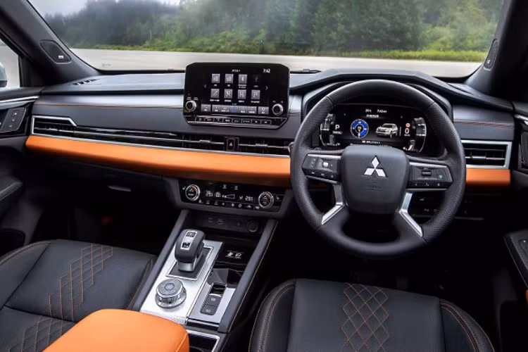 Tiếp đến là phần nóc xe của phiên bản PHEV được sơn màu đen tương phản với khu vực thân xe. Phần còn lại của Outlander PHEV 2022 giống như bản tiêu chuẩn.