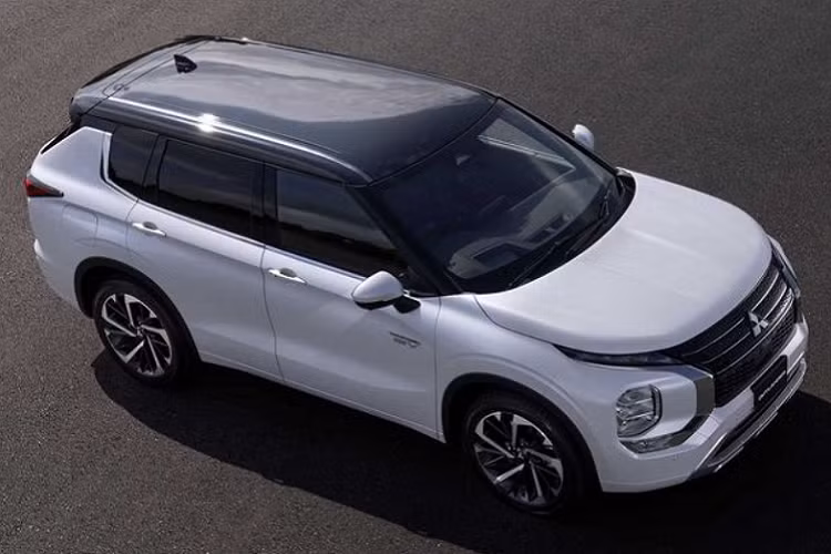 Về thiết kế, so với các phiên bản thông thường, dễ dàng nhận thấy Mitsubishi Outlander PHEV 2022 được bổ sung thêm một cổng sạc ở hông xe cùng huy hiệu Plug-In Hybrid EV trên cửa trước và đuôi xe.