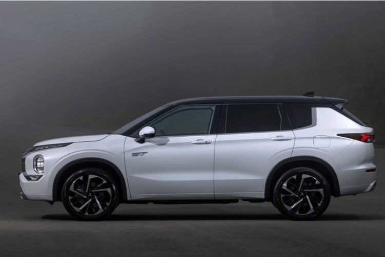 Mẫu xe SUV Mitsubishi Outlander PHEV 2022 dùng động cơ điện kép, tạo ra hệ dẫn động 4 bánh toàn thời gian có tính năng kiểm soát gia tốc Active Yaw Control (AYC) mới. Hệ thống phanh cũng được nâng cấp và mẫu xe mới có 7 chế độ lái khác nhau để xử lý các bề mặt đường một cách linh hoạt.