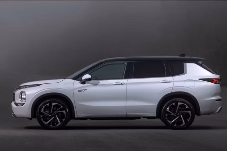 Mẫu xe SUV Mitsubishi Outlander PHEV 2022 dùng động cơ điện kép, tạo ra hệ dẫn động 4 bánh toàn thời gian có tính năng kiểm soát gia tốc Active Yaw Control (AYC) mới. Hệ thống phanh cũng được nâng cấp và mẫu xe mới có 7 chế độ lái khác nhau để xử lý các bề mặt đường một cách linh hoạt.