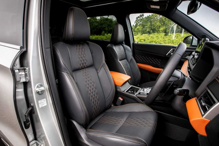 Ở bên trong, khoang lái của Mitsubishi Outlander PHEV có cụm công cụ kỹ thuật số mở rộng hơn, bổ sung thêm phần hiển thị các thông số của hệ thống hybrid bao gồm tình trạng pin và phạm vi hoạt động ước tính.