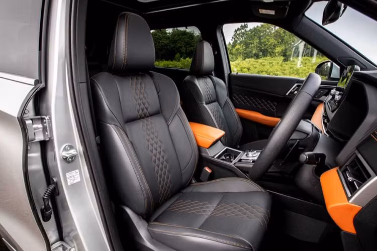 Ở bên trong, khoang lái của Mitsubishi Outlander PHEV có cụm công cụ kỹ thuật số mở rộng hơn, bổ sung thêm phần hiển thị các thông số của hệ thống hybrid bao gồm tình trạng pin và phạm vi hoạt động ước tính.