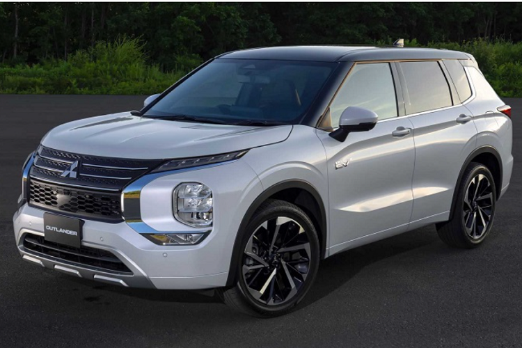 Hiện tại, hãng xe Nhật Bản vẫn chưa công bố những con số liên quan đến sức mạnh của Mitsubishi Outlander PHEV 2022 mới, hãng chỉ tiết lộ rằng công suất của động cơ điện (cả trước và sau) đều tăng khoảng 40% và chiếc Outlander PHEV mới có phạm vi kết hợp xăng - điện thực sự ấn tượng.