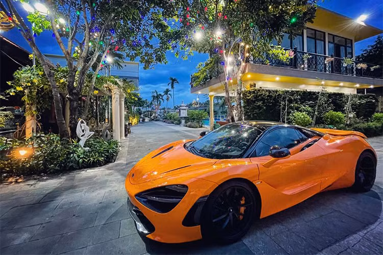 "Trái tim" của siêu mui trần McLaren 720S Spider thứ 6 về Việt Nam vẫn là khối động cơ xăng V8, tăng áp kép, dung tích 4.0 lít, sản sinh công suất tối đa 710 mã lực tại vòng tua máy 7.000 vòng/phút và mô-men xoắn cực đại 770 Nm tại vòng tua máy 5.500 vòng/phút