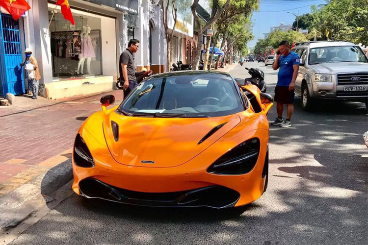 Tuy nhiên, khi phần mui xếp cứng của siêu xe mui trần McLaren 720S Spider được hạ xuống, tốc độ tối đa của xe chỉ có thể đạt vận tốc 325 km/h. McLaren 720S Spider có thể xem là chiếc siêu xe mui trần sử dụng động cơ V8 mạnh nhất trên thế giới hiện nay.