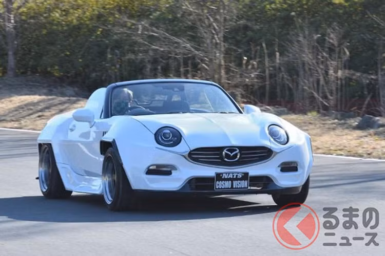 Rõ ràng, mẫu xe nguyên bản có phần kỳ lạ, nhưng nó phù hợp với phong cách của thời đại đó. Mặc khác, chiếc Cosmo Vision mới mẻ này trông lại có phần quá đà, và không theo một cách tích cực. Nó vốn được chế tạo để mang tới triển lãm xe độ Tokyo Auto Salon nhưng tiếc rằng COVID-19 đã xảy ra, và giờ đây thì được hé lộ online để cả thế giới cùng thấy. Trong trường hợp bạn đang tự hỏi đội ngũ làm nên nó là ai, họ là những sinh viên từ Đại học Ô tô Nihon NATS ở Nhật Bản.