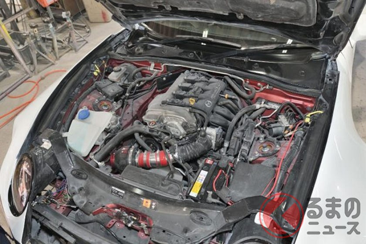 Chiếc Mazda MX-5 Miata độ Cosmo mới được gọi là Cosmo Vision, là một phiên bản ND. Với động cơ 4 xi-lanh dung tích 1.5 lít, nó không phải là một chiếc xe quá mạnh mẽ, nhưng bởi mẫu Cosmo nguyên bản chỉ có 128 mã lực tối đa, chắc nhiều fan hâm mộ sẽ chẳng bận tâm đến điều đó. Tuy nhiên, yếu tố sẽ khiến người cảm thấy có vấn đề là phong cách.