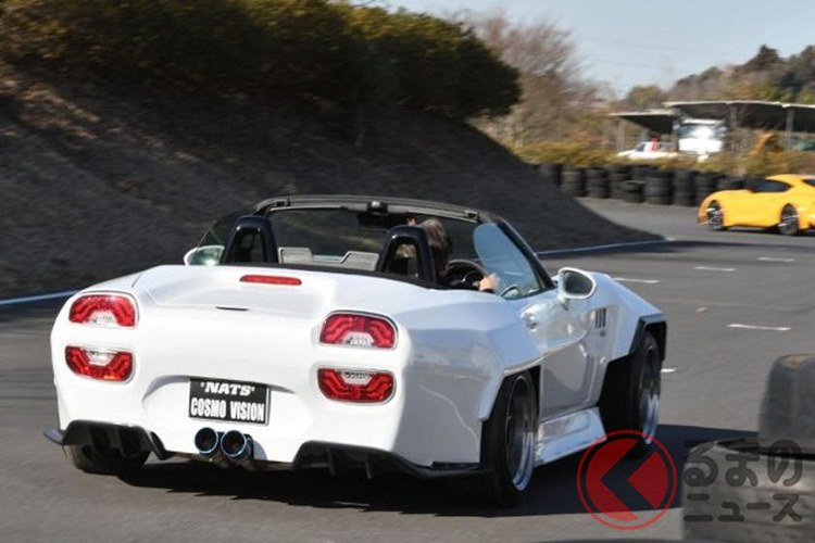 Phần thân vỏ đúc khuôn trông rất phá cách là thay đổi lớn nhất đối với khung gầm MX-5 bên dưới. Trong khi đó, đèn pha của xe là lấy từ Volkswagen Beetle “Millennium”, còn lưới tản nhiệt và ốp mặt trước được độ lại từ một chiếc Mazda CX-5.