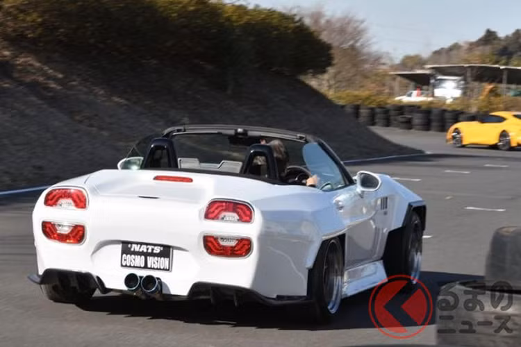 Phần thân vỏ đúc khuôn trông rất phá cách là thay đổi lớn nhất đối với khung gầm MX-5 bên dưới. Trong khi đó, đèn pha của xe là lấy từ Volkswagen Beetle “Millennium”, còn lưới tản nhiệt và ốp mặt trước được độ lại từ một chiếc Mazda CX-5.