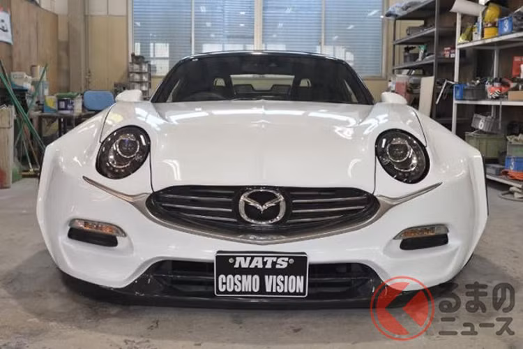 Các đèn tín hiệu bên sườn là của Honda Insight, nhưng sự kết hợp này cũng dựa vào cả các phụ tùng hậu mãi nữa. Ngoài ra, chiếc xe có ghế thể thao Bride được trang bị cùng với vô lăng Nardi, hệ thống treo khí nén của Air Force được đặt tư thế thấp nhất có thể, và bộ la-zăng Rays TE37 cổ điển kích thước 17 inch.