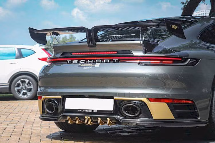 Di chuyển ra đuôi xe - nơi được thay đổi nhiều nhất, Porsche 911 Carrera S của vị đại gia Sài Gòn gây ấn tượng khi thay cánh gió nguyên bản sang loại cố định cỡ lớn, đồng thời bổ sung các khe khuếch tán dưới gầm xe và cụm ống xả của TechArt.