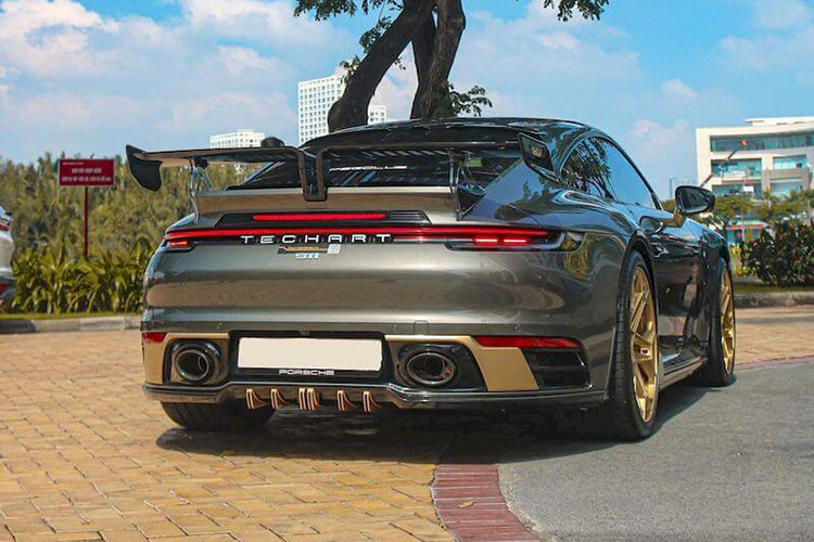 Tại Việt Nam, giá xe Porsche 911 Carrera S 992 đang được phân phối chính hãng với giá từ 7,85 tỷ đồng, tuy nhiên, với chừng đó nâng cấp chiếc xe trong bài có thể trị giá tới hơn 9 tỷ đồng.