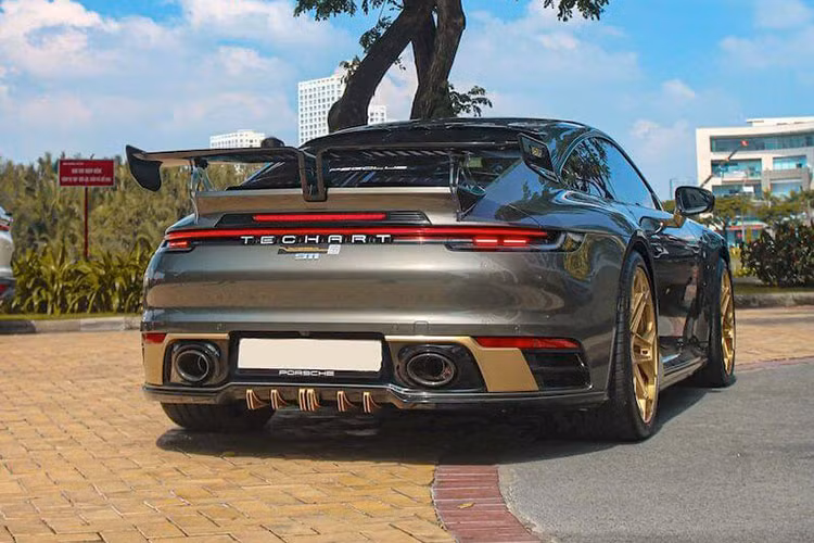 Tại Việt Nam, giá xe Porsche 911 Carrera S 992 đang được phân phối chính hãng với giá từ 7,85 tỷ đồng, tuy nhiên, với chừng đó nâng cấp chiếc xe trong bài có thể trị giá tới hơn 9 tỷ đồng.