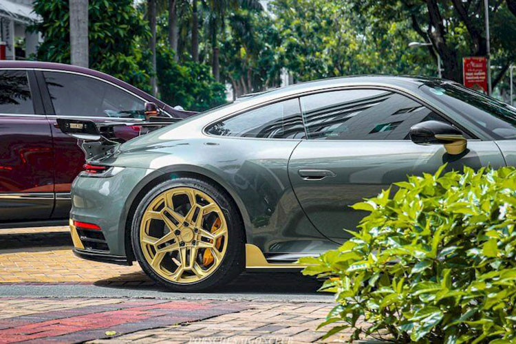 Chiếc Porsche 911 Carrera S đời mới này cũng thuộc số đó, cỗ xe thể thao đến từ Đức đã được "lột xác" bằng gói độ TechArt, bao gồm cản trước tinh chỉnh, mui xe carbon, ốp gương chiếu hậu và ốp sườn cũng làm từ sợi carbon.