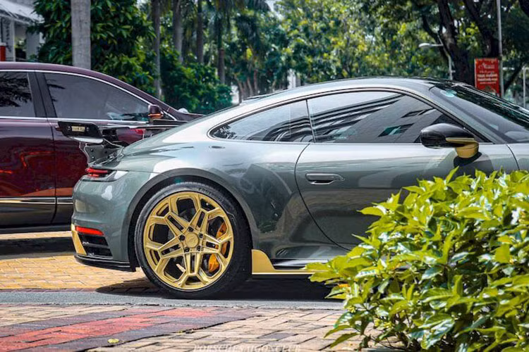 Chiếc Porsche 911 Carrera S đời mới này cũng thuộc số đó, cỗ xe thể thao đến từ Đức đã được "lột xác" bằng gói độ TechArt, bao gồm cản trước tinh chỉnh, mui xe carbon, ốp gương chiếu hậu và ốp sườn cũng làm từ sợi carbon.