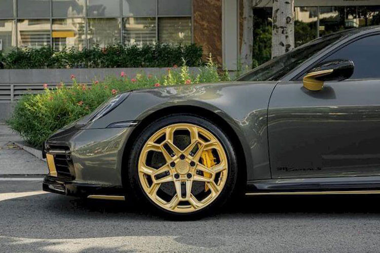 Sau khi nâng cấp hàng loạt các chi tiết độ từ TechArt, Porsche 911 Carrera S thế hệ mới trở nên cá tính, hầm hố và nổi bật hơn hẳn so với xe tiêu chuẩn. Không rõ bản độ này có bao gồm gói nâng cấp hiệu suất (+ 53 mã lực, 80 Nm) hay không.