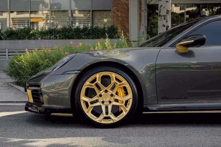 Sau khi nâng cấp hàng loạt các chi tiết độ từ TechArt, Porsche 911 Carrera S thế hệ mới trở nên cá tính, hầm hố và nổi bật hơn hẳn so với xe tiêu chuẩn. Không rõ bản độ này có bao gồm gói nâng cấp hiệu suất (+ 53 mã lực, 80 Nm) hay không.