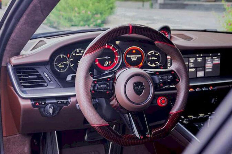 Trong trường hợp giữ nguyên động cơ tăng áp kép 3.0L, 911 Carrera S đời mới sẽ mạnh khoảng 450 mã lực và mô-men xoắn cực đại 530 Nm, từ đó siêu phẩm này có thể tăng tốc 0-100 km/h trong vòng 3,7 giây, nhanh hơn 0,4 giây so với thế hệ trước.