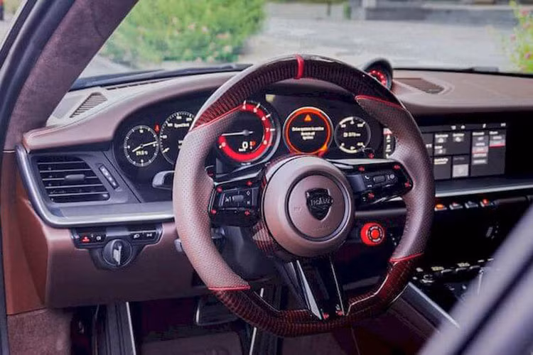 Trong trường hợp giữ nguyên động cơ tăng áp kép 3.0L, 911 Carrera S đời mới sẽ mạnh khoảng 450 mã lực và mô-men xoắn cực đại 530 Nm, từ đó siêu phẩm này có thể tăng tốc 0-100 km/h trong vòng 3,7 giây, nhanh hơn 0,4 giây so với thế hệ trước.