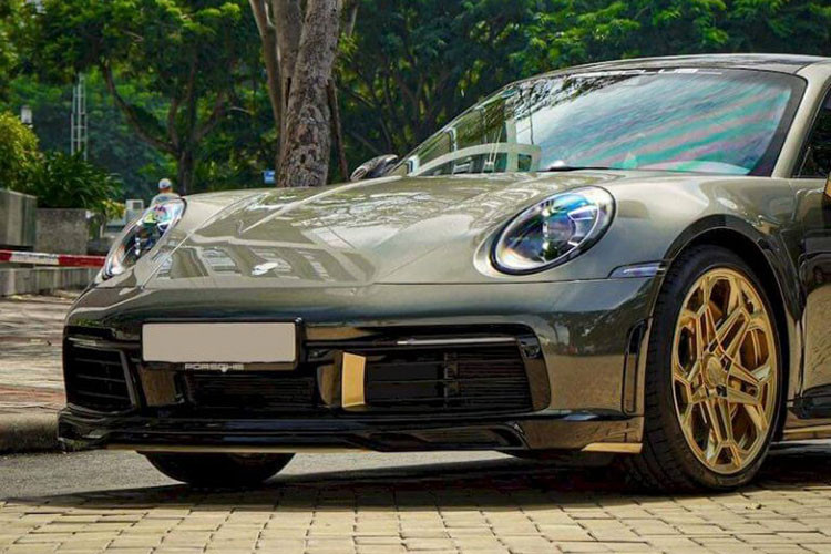 Tiếp theo trên mẫu siêu xe Porsche 911 độ khủng này là bộ la-zăng Daytona II "hàng thửa", mang thiết kế 5 chấu kép đan xen, tạo thành hình ngôi sao lạ mắt, kích thước 20 inch ở bánh trước và 21 inch ở bánh sau.