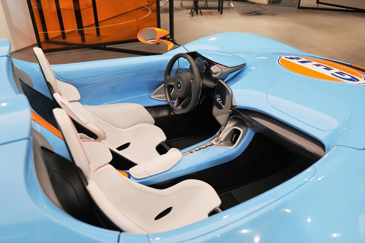 Ở phần lớn các thị trường, kính chắn gió cố định sẽ được cung cấp cho McLaren Elva như trang bị tùy chọn.