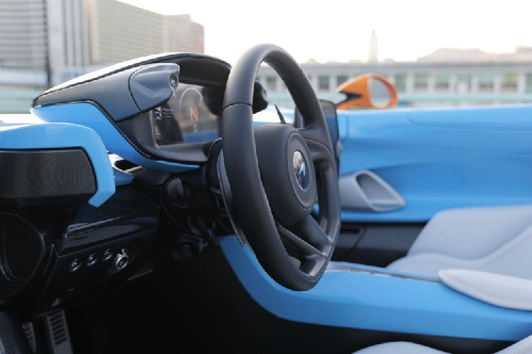 Ngoại hình chiếc siêu xe McLaren Elva Gulf Theme MSO có màu sơn xanh nhạt rất đẹp mắt cùng với đó là các điểm nhấn hoàn thành với sắc cam. Bên trong khoang lái của siêu xe McLaren Elva Gulf Theme MSO bọc da màu trắng khá tinh tế.