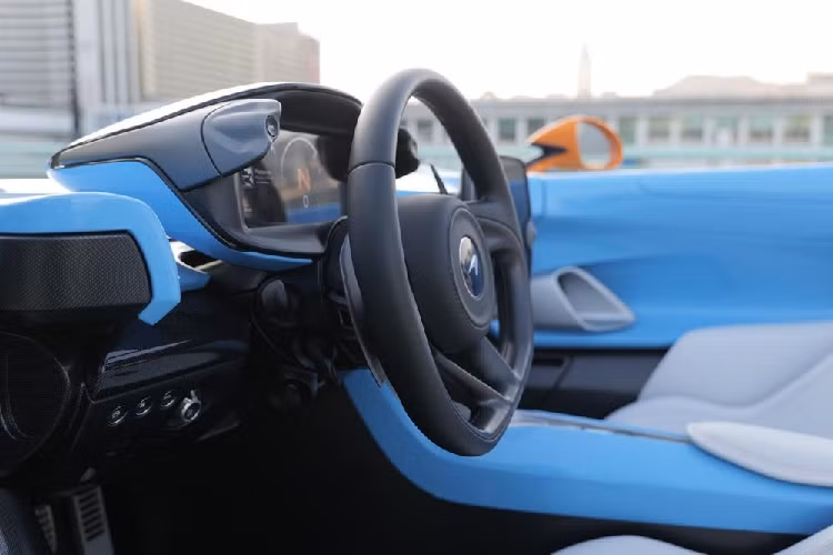 Ngoại hình chiếc siêu xe McLaren Elva Gulf Theme MSO có màu sơn xanh nhạt rất đẹp mắt cùng với đó là các điểm nhấn hoàn thành với sắc cam. Bên trong khoang lái của siêu xe McLaren Elva Gulf Theme MSO bọc da màu trắng khá tinh tế.