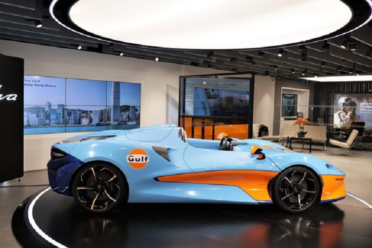 Động cơ tạo ra công suất tối đa 804 mã lực và mô-men xoắn cực đại 800 Nm. Toàn bộ sức mạnh này được truyền đến cầu sau thông qua hộp số 7 cấp ly hợp kép. Nhờ đó, McLaren Elva có thể tăng tốc từ 0-100 km/h trong thời gian chưa đầy 3 giây và 0-200 km/h trong 6,7 giây.