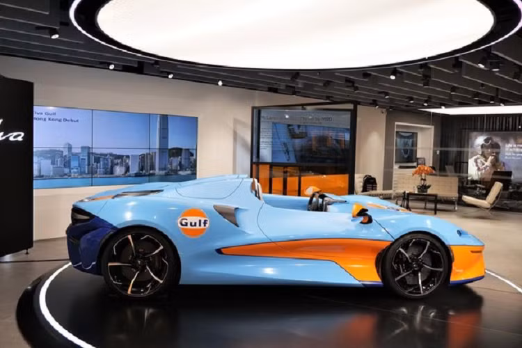 Động cơ tạo ra công suất tối đa 804 mã lực và mô-men xoắn cực đại 800 Nm. Toàn bộ sức mạnh này được truyền đến cầu sau thông qua hộp số 7 cấp ly hợp kép. Nhờ đó, McLaren Elva có thể tăng tốc từ 0-100 km/h trong thời gian chưa đầy 3 giây và 0-200 km/h trong 6,7 giây.