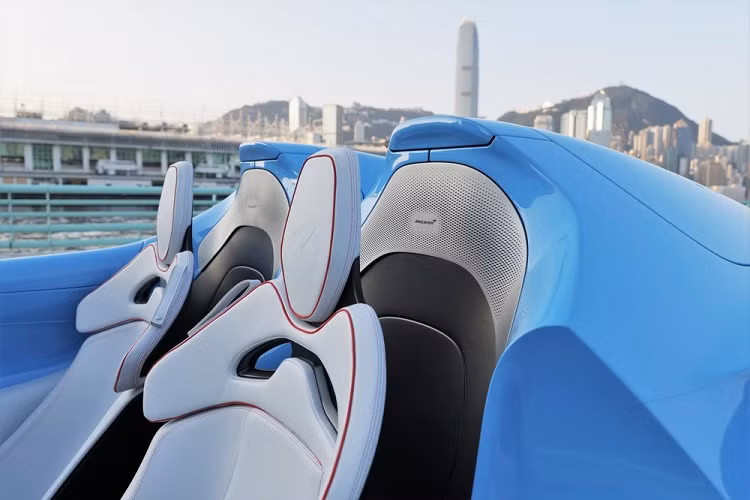 McLaren Elva sở hữu thiết kế mui trần với khoang lái mở, không hề có kính chắn gió hay kính cửa sổ. Bên cạnh đó, xe còn được trang bị hệ thống kiểm soát khí lưu thông minh AAMS giúp người lái cảm thấy thoải mái khi chạy ở tốc độ cao.