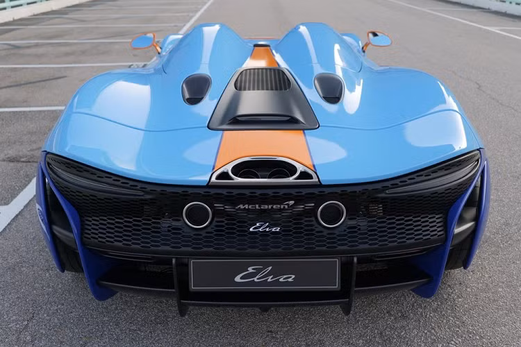 Về giá xe McLaren Elva tại Hương Cảng, đại lý McLaren Hồng Kông ước tính là giá bán chưa thuế của xe sẽ rơi vào khoảng 1,2 triệu Bảng Anh cho đến 1,4 triệu Bảng Anh tuỳ theo sự cá nhân hoá của chủ xe. Đơn vị này cũng dự tính là McLaren Elva khi lăn bánh ở khu vực hành chính đặc biệt của Trung Quốc sẽ có giá lên đến 30 triệu đô la HKD, tương đương gần 90 tỷ đồng.