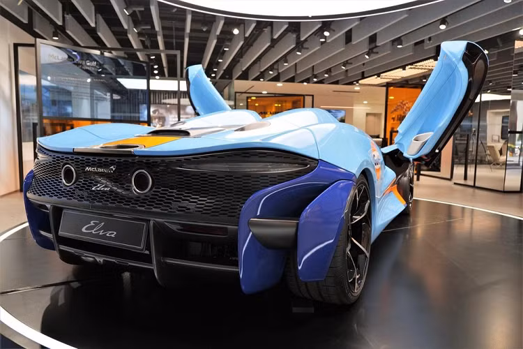 McLaren Elva được phát triển dựa trên hệ thống khung gầm và thân vỏ bằng sợi carbon siêu nhẹ. Người mua còn có thể chọn lựa kính chắn gió bằng carbon.