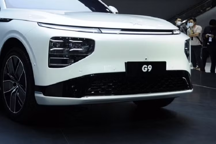 Phong cách cao cấp tiếp tục được thể hiện ở phia sau khi Xpeng G9 có phần đuôi xe tròn trịa với thanh đèn LED thanh mảnh. Ngoài ra, nó còn có một cánh gió rõ ràng và một tấm cản va với điểm nhấn màu đen bóng. 