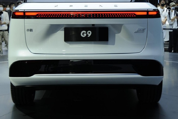 Nhìn ra phía bên sườn, chúng ta có thể thấy thân vỏ trơn mượt, tay nắm cửa ẩn, và bộ la-zăng 21 inch tối ưu khí động học. Xpeng G9 cũng có một đường gân nổi rõ dưới của sổ cũng như hệ thống cửa kính tối màu với cột C màu đen. MỘt điểm nổi bật đáng chú ý khác bao gồm nóc kính nhìn toàn cảnh, hứa hẹn mang lại tầm nhìn đẹp dành cho hành khách bên trong. 